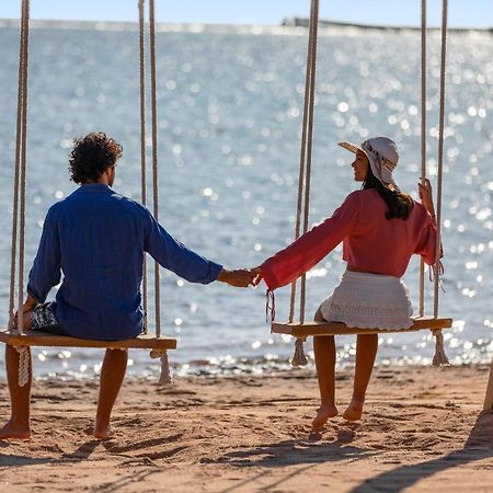 Pickalbatros Royal Moderna Sharm "Aqua Park" Hotel Exterior foto A couple holding hands on a swing