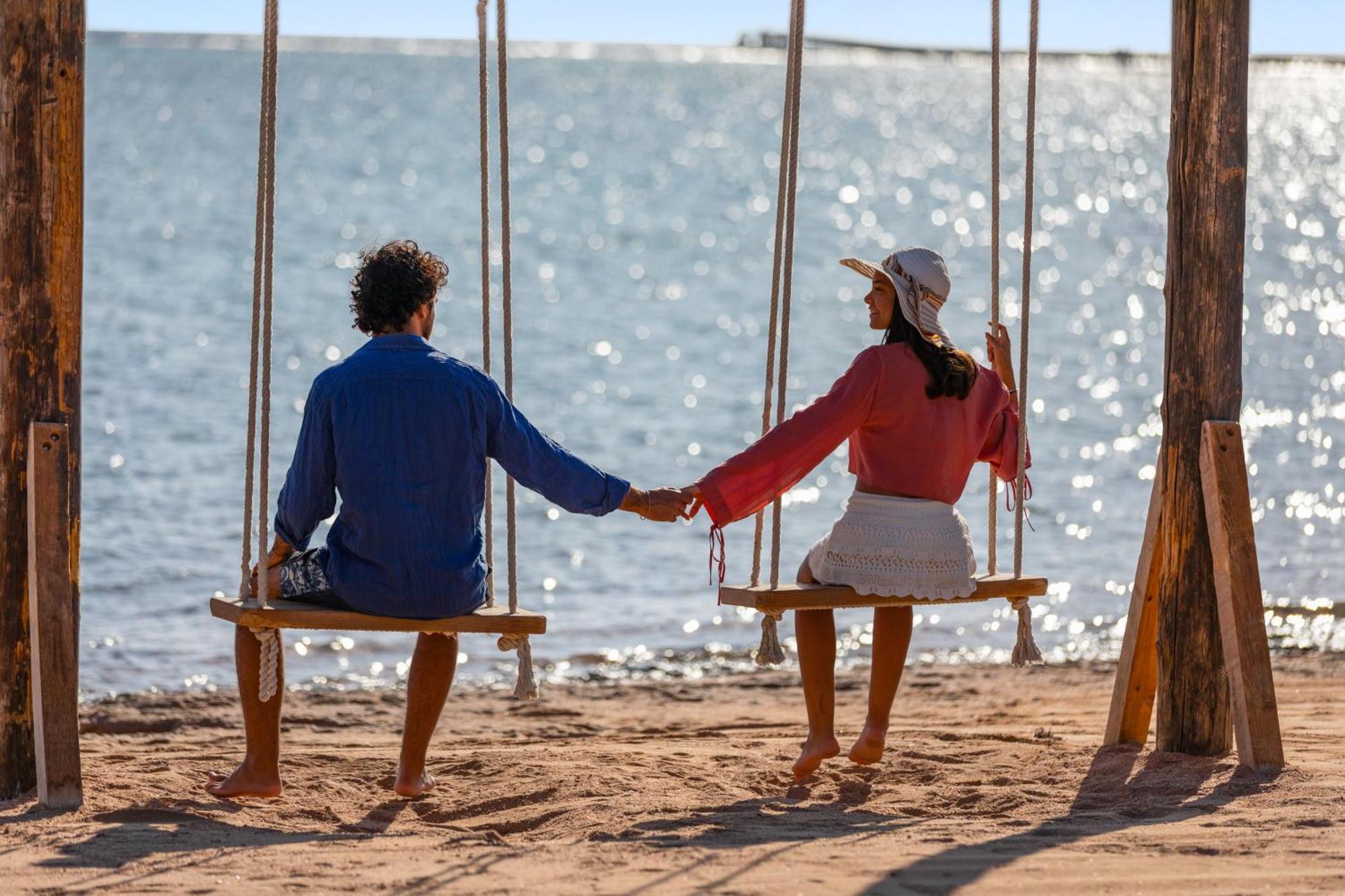 Pickalbatros Royal Moderna Sharm "Aqua Park" Hotel Exterior foto A couple holding hands on a swing