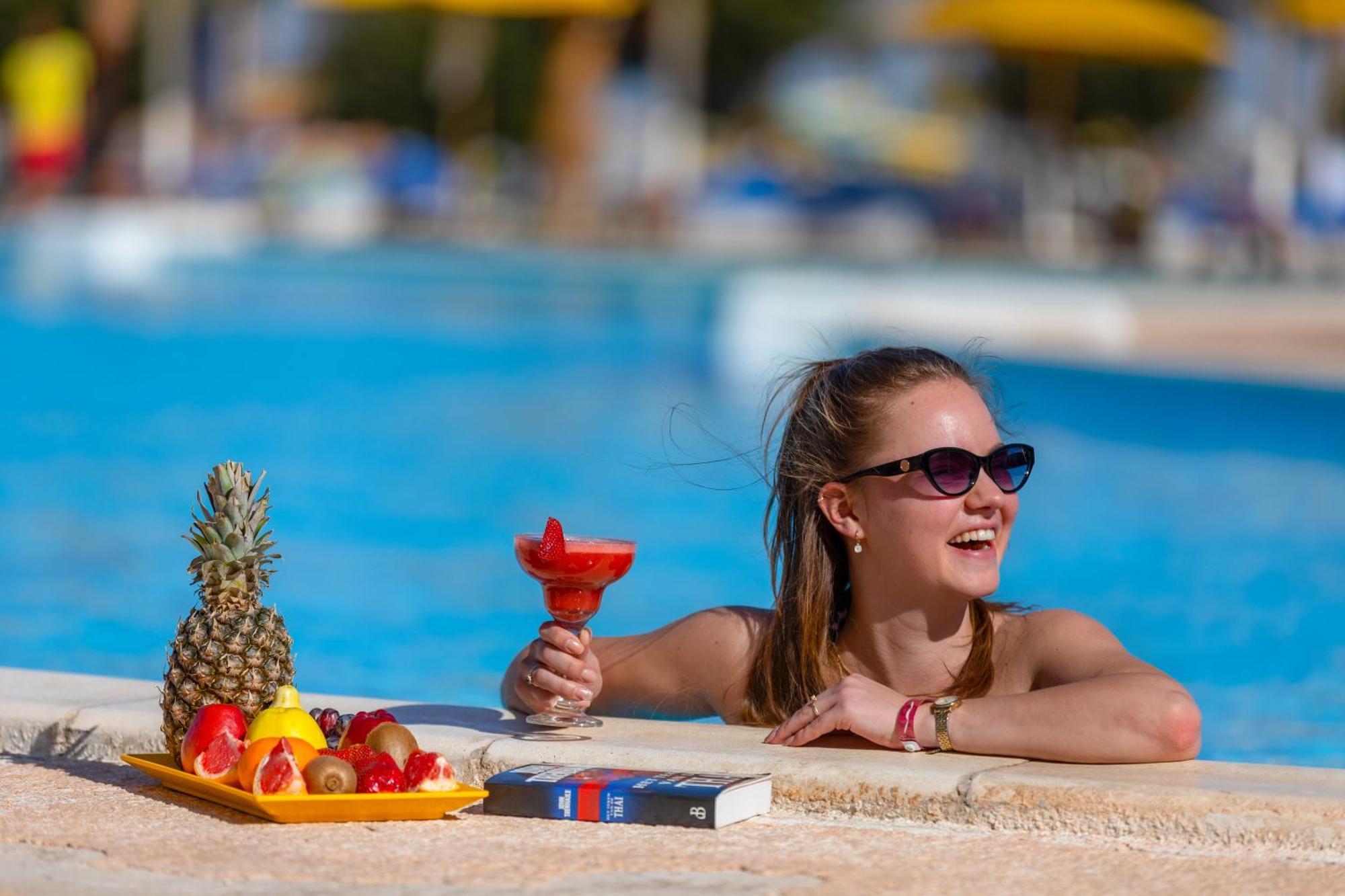 Pickalbatros Royal Moderna Sharm "Aqua Park" Hotel Exterior foto A woman wearing sunglasses
