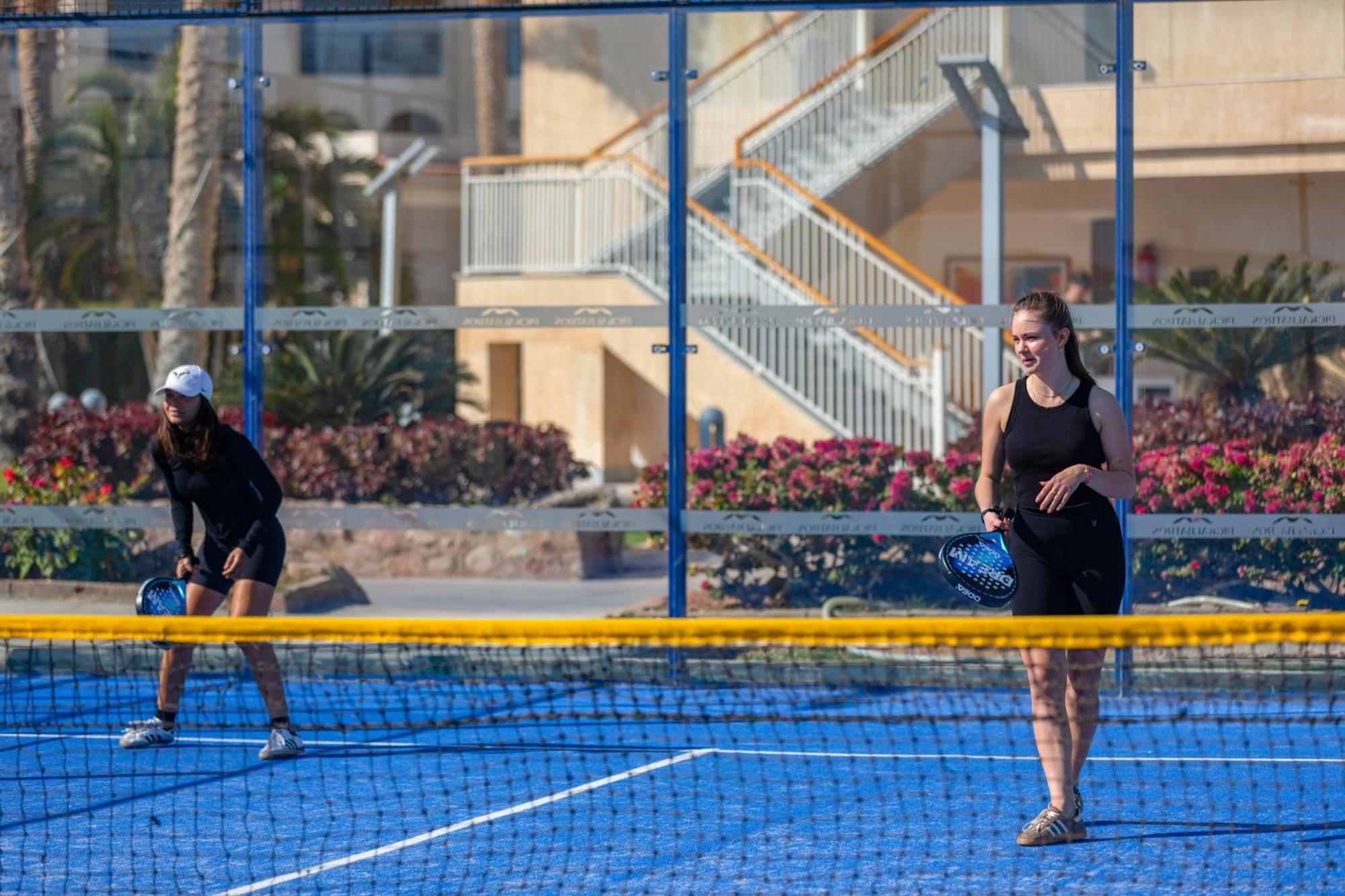 Pickalbatros Royal Moderna Sharm "Aqua Park" Hotel Exterior foto A paddle tennis match