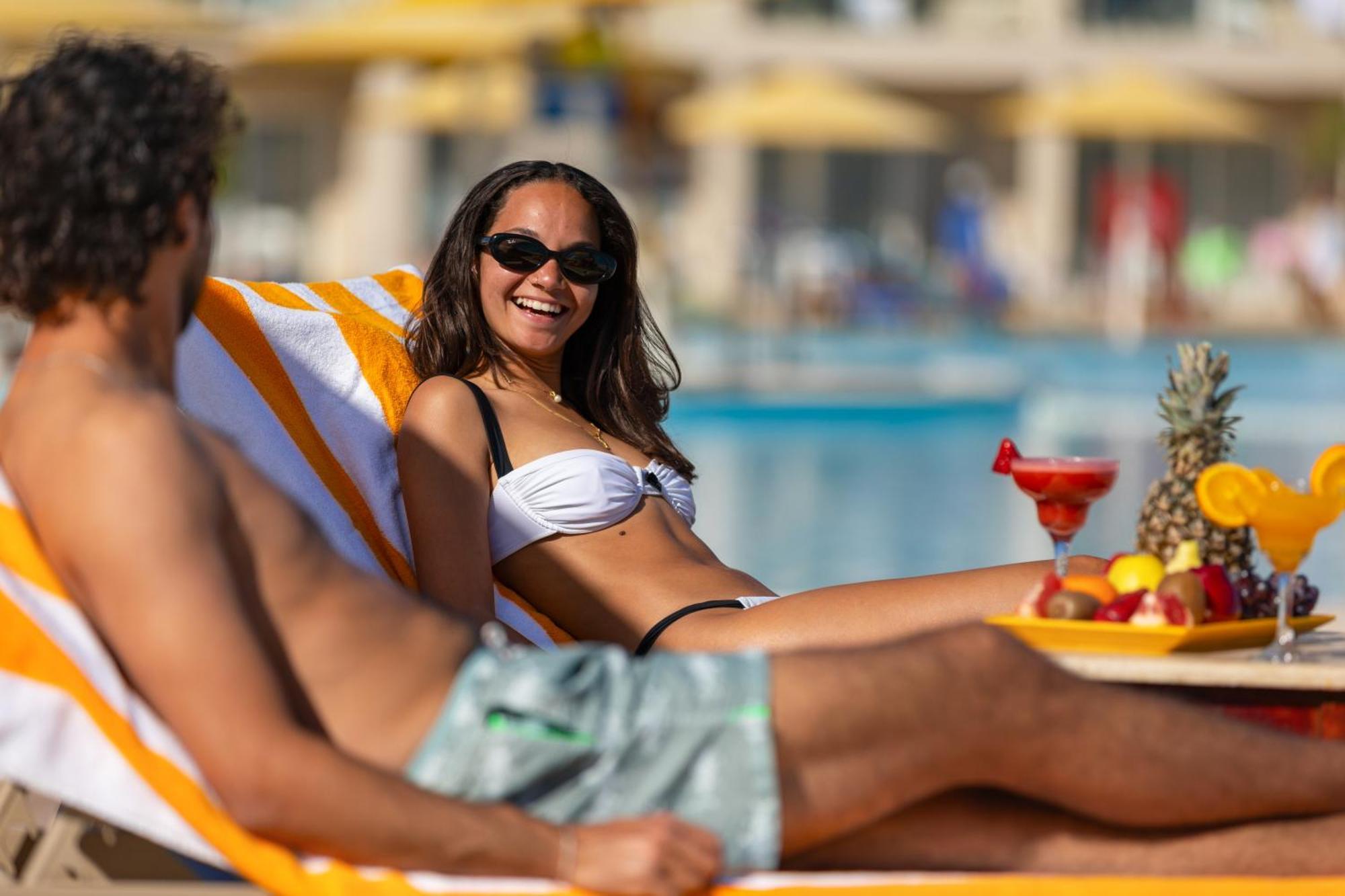 Pickalbatros Royal Moderna Sharm "Aqua Park" Hotel Exterior foto A couple sunbathing