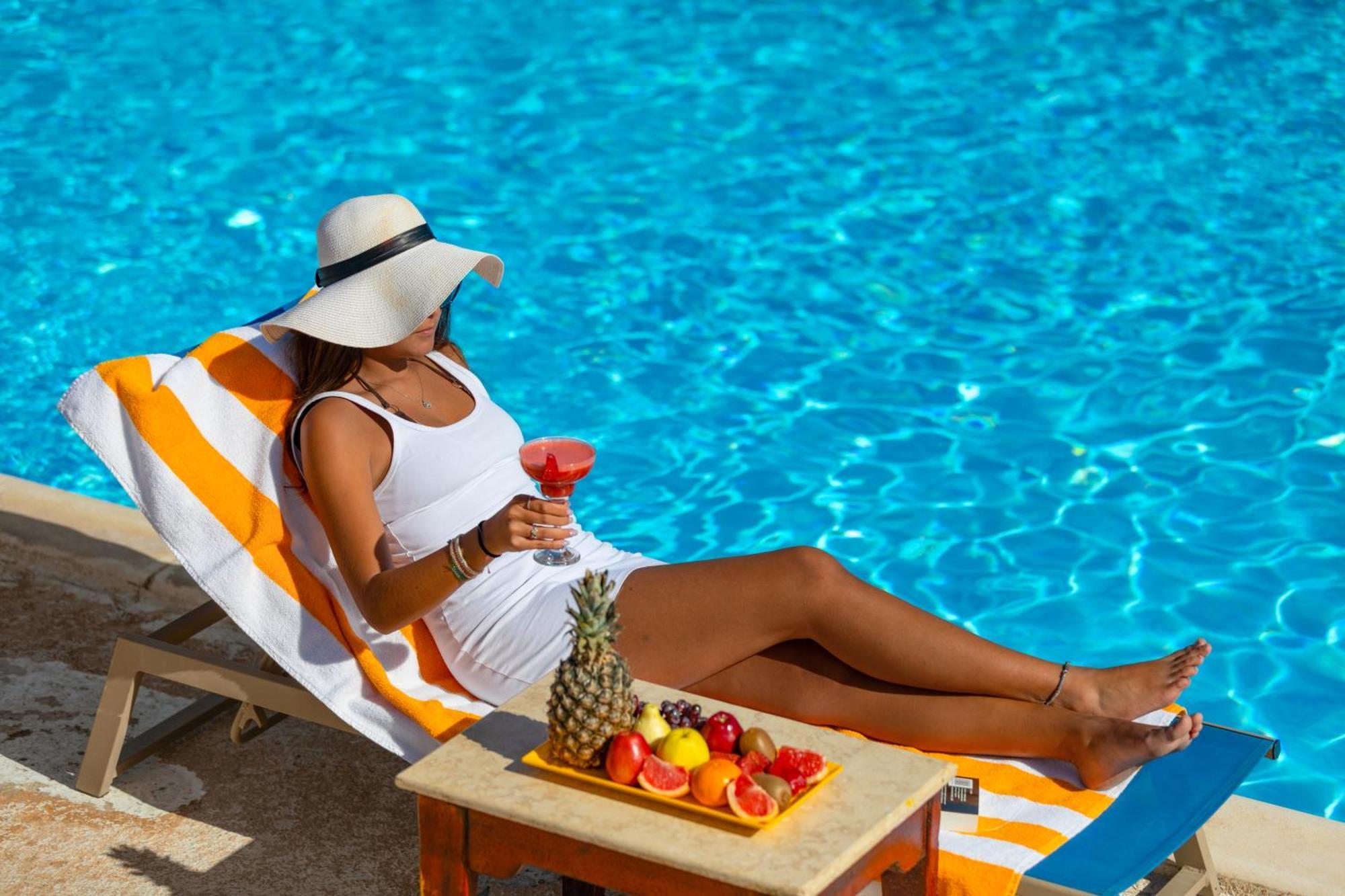 Pickalbatros Royal Moderna Sharm "Aqua Park" Hotel Exterior foto A woman sunbathing