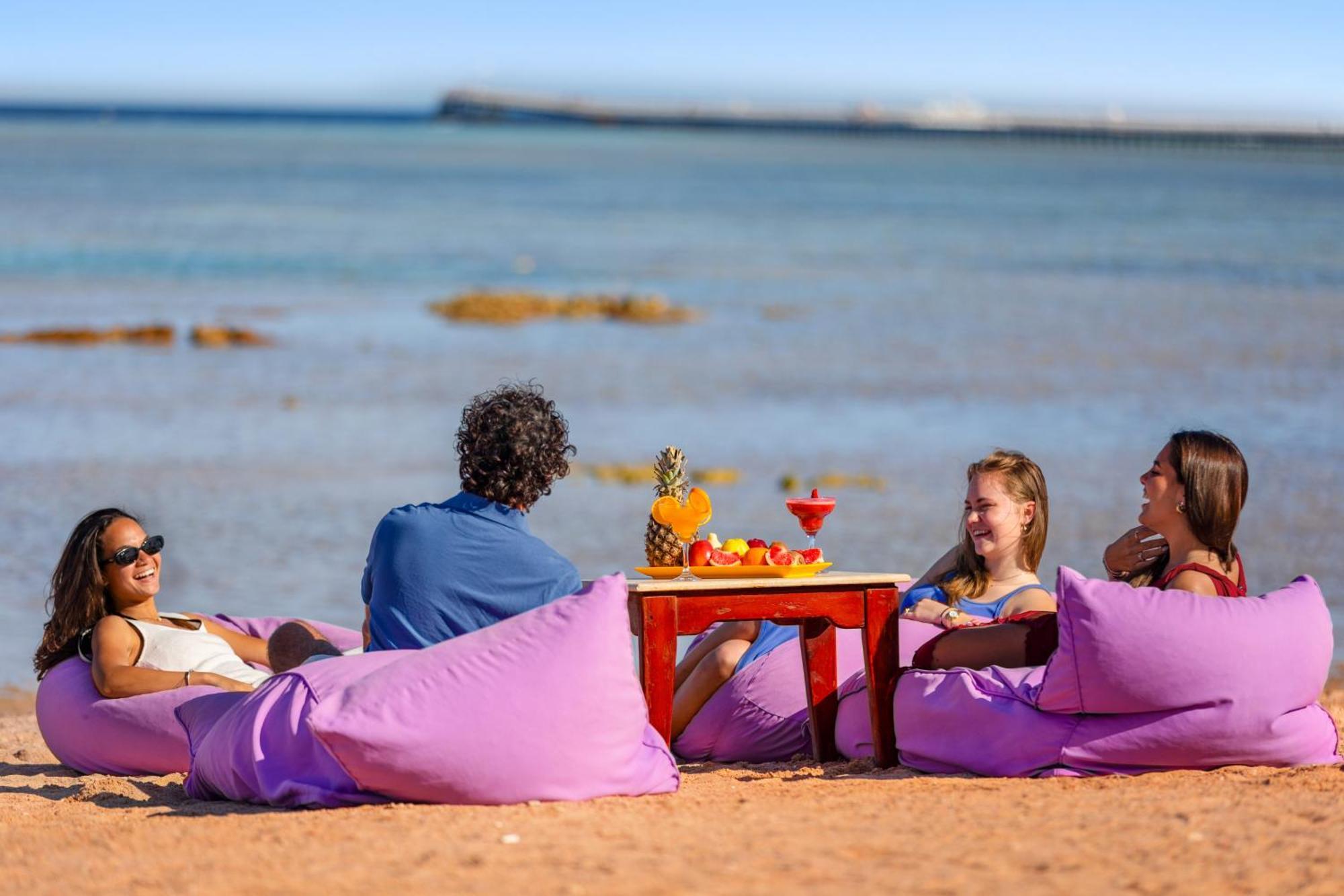 Pickalbatros Royal Moderna Sharm "Aqua Park" Hotel Exterior foto Tourists on the beach of El Alamein