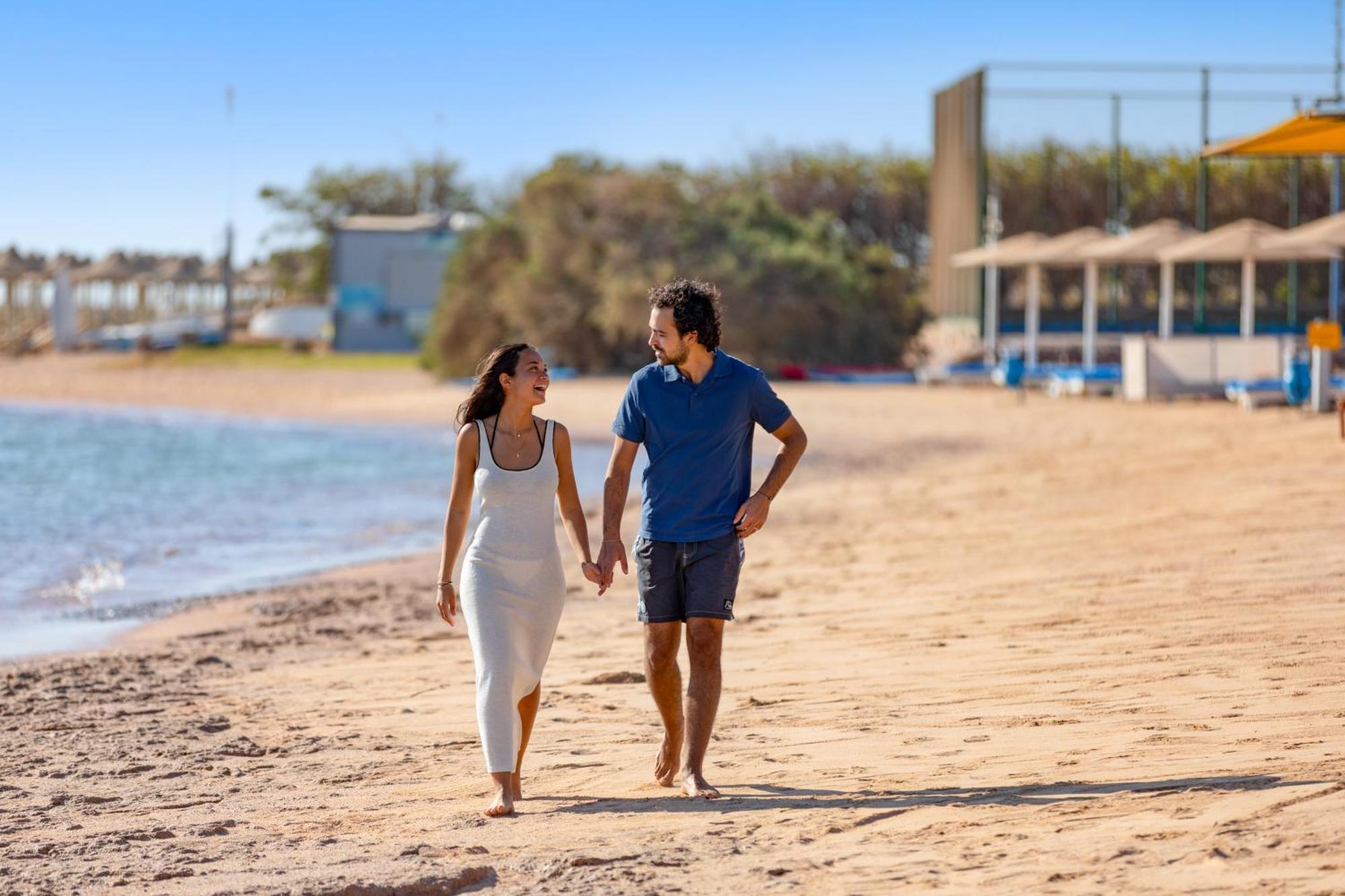 Pickalbatros Royal Moderna Sharm "Aqua Park" Hotel Exterior foto A couple walking on the beach