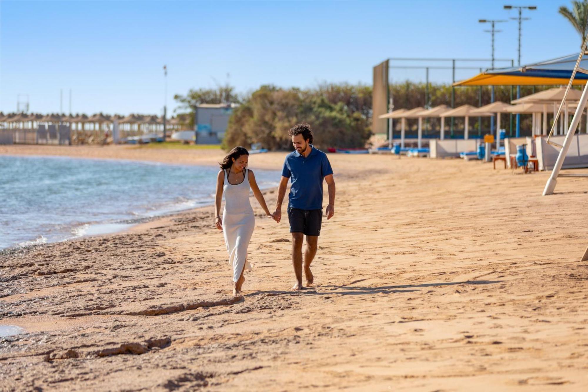 Pickalbatros Royal Moderna Sharm "Aqua Park" Hotel Exterior foto Tourists on the beach of Hurghada