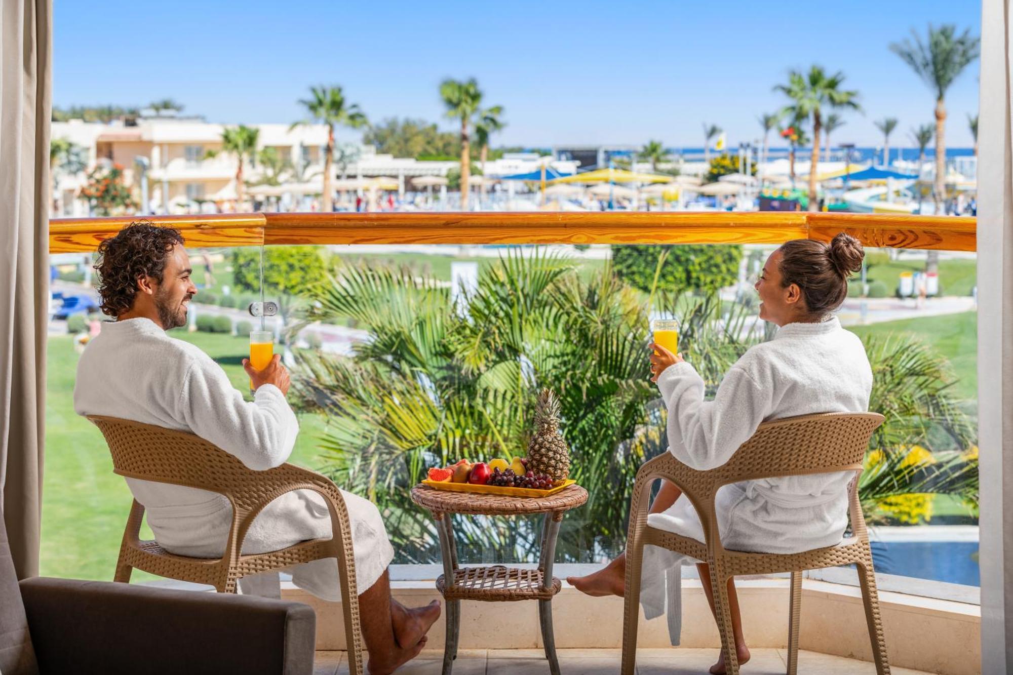 Pickalbatros Royal Moderna Sharm "Aqua Park" Hotel Exterior foto The resort's beach