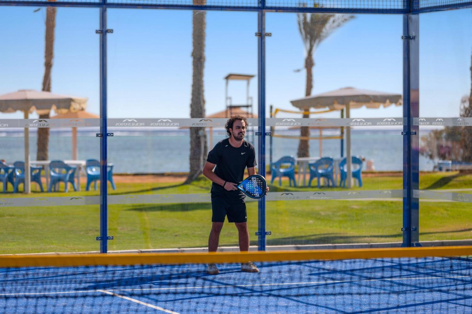 Pickalbatros Royal Moderna Sharm "Aqua Park" Hotel Exterior foto A player waiting for the serve