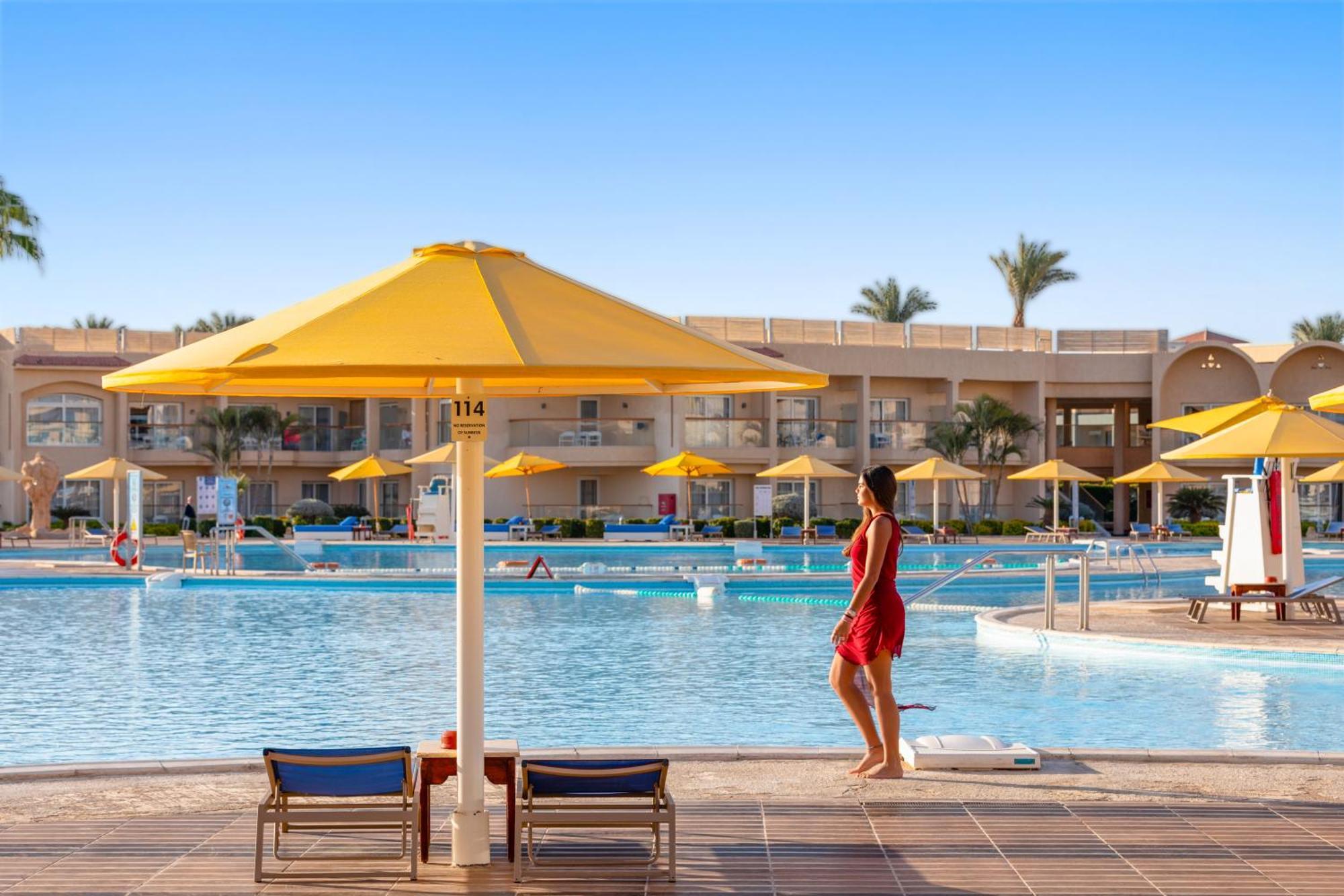 Pickalbatros Royal Moderna Sharm "Aqua Park" Hotel Exterior foto A pool at a resort in Sharm El Sheikh