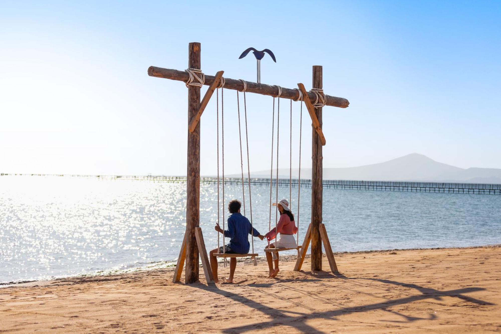 Pickalbatros Royal Moderna Sharm "Aqua Park" Hotel Exterior foto A swing at the beach