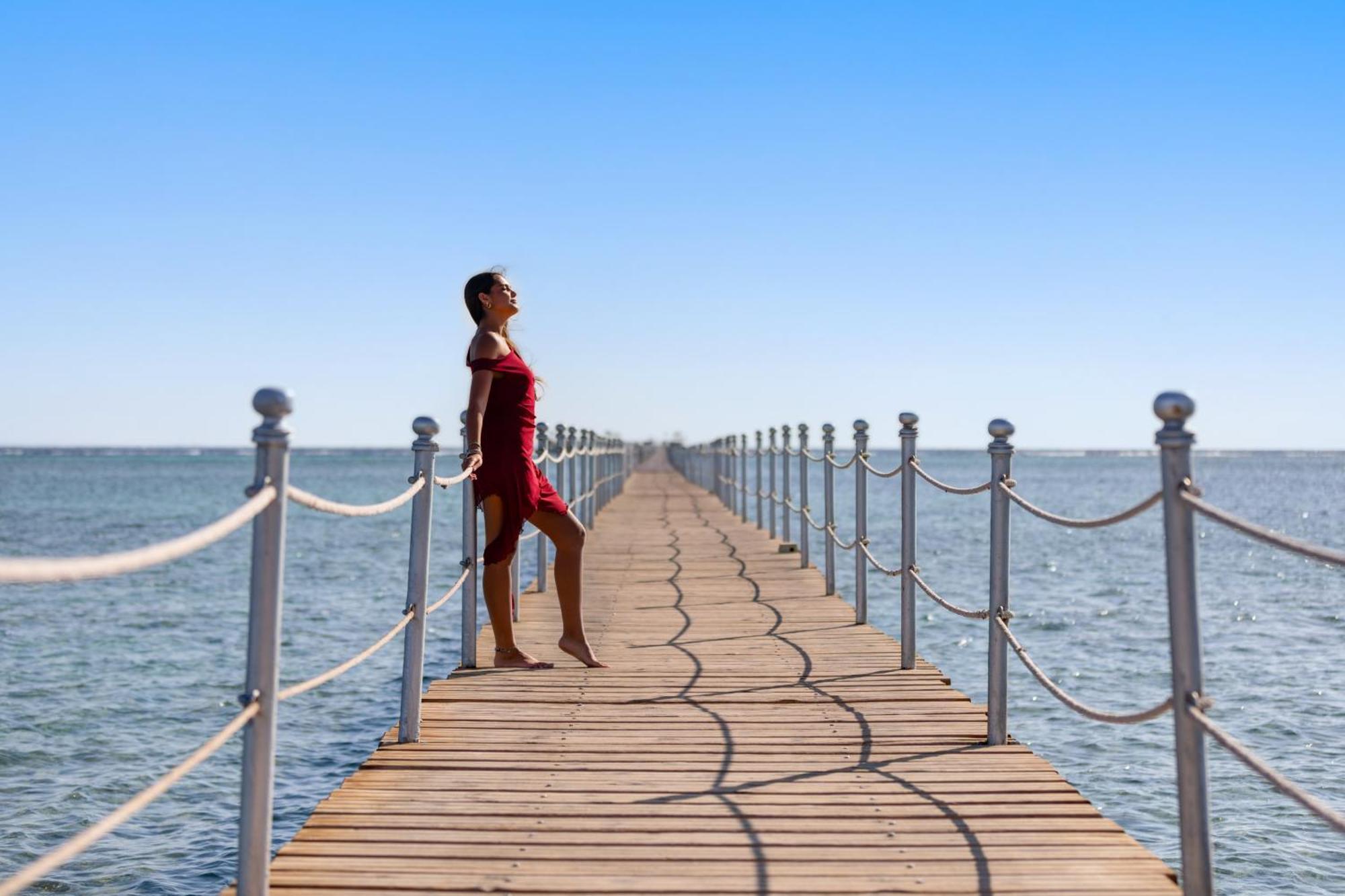 Pickalbatros Royal Moderna Sharm "Aqua Park" Hotel Exterior foto A woman on a pier
