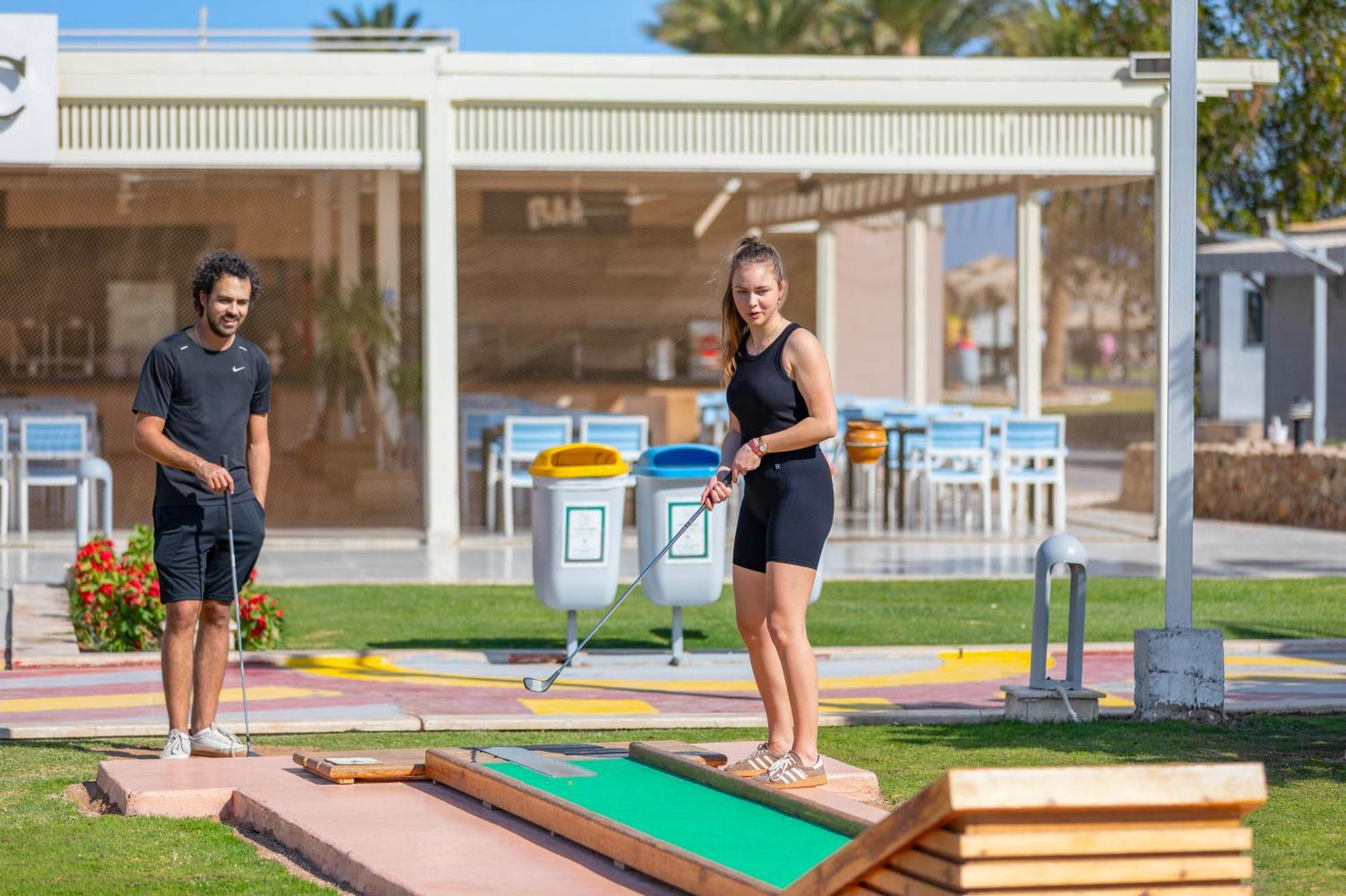 Pickalbatros Royal Moderna Sharm "Aqua Park" Hotel Exterior foto Mini golf in Egypt