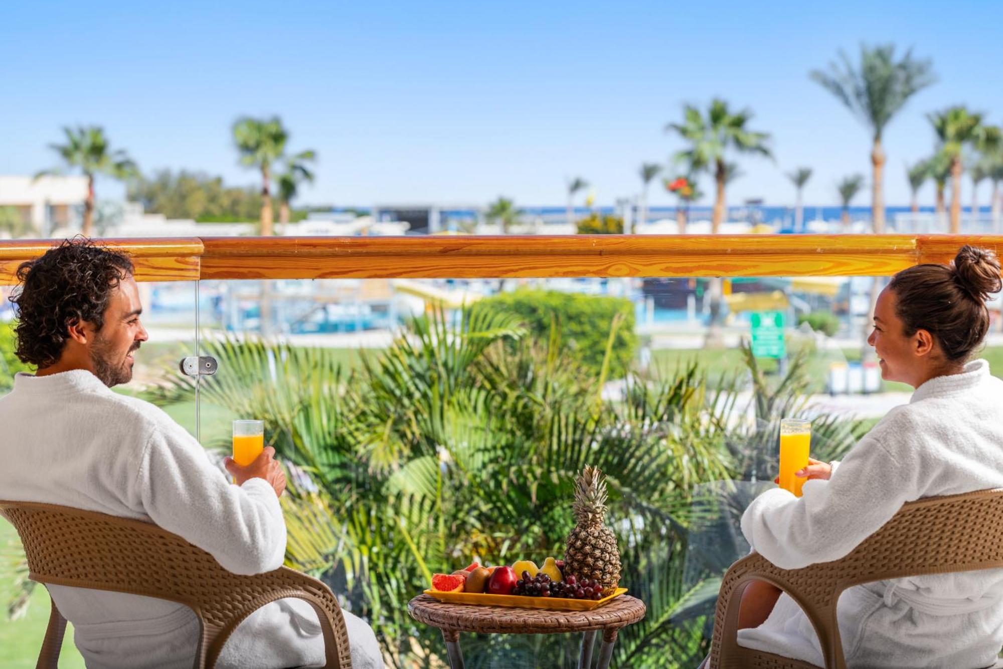 Pickalbatros Royal Moderna Sharm "Aqua Park" Hotel Exterior foto A couple at a resort